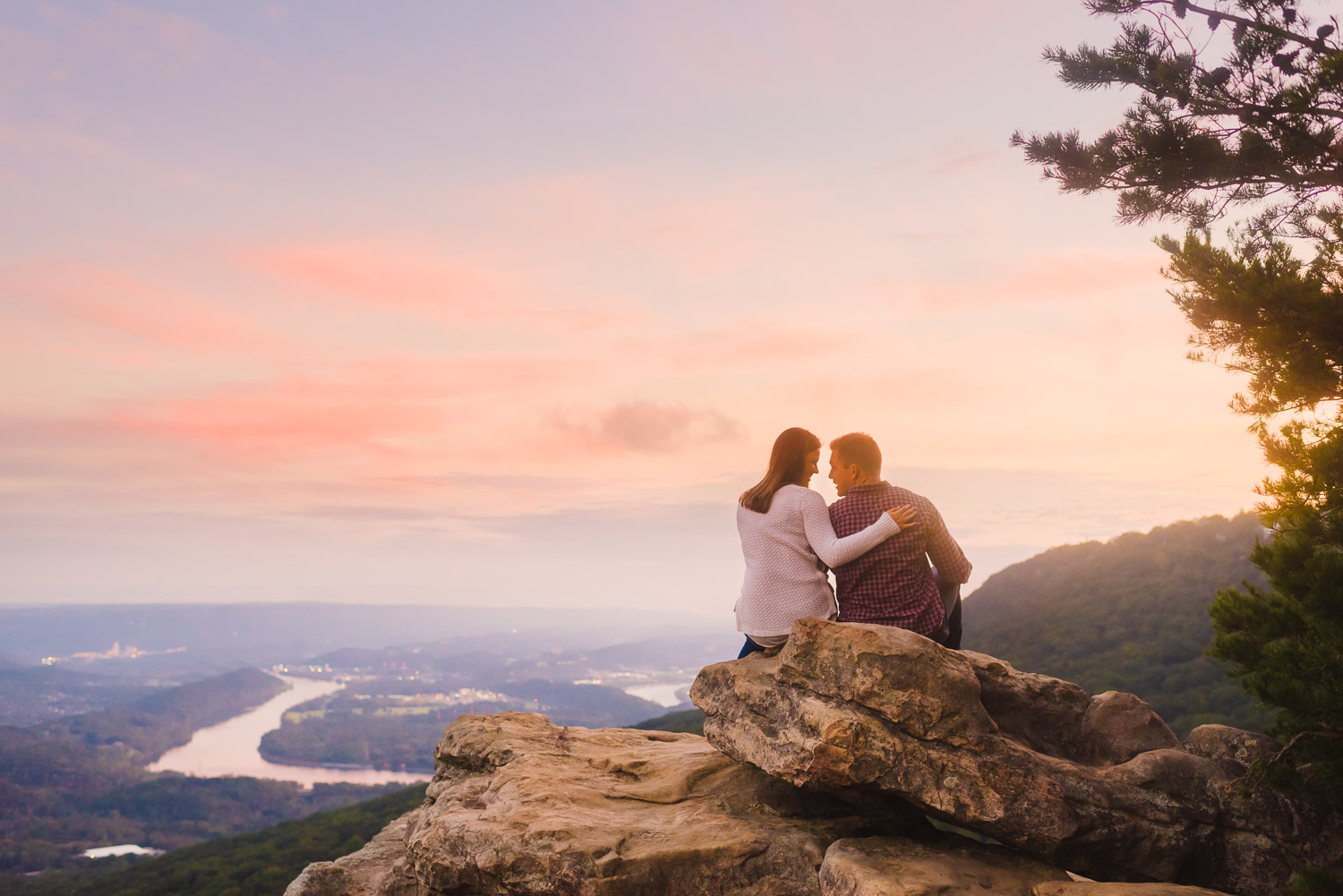 couple watching the sun rise from sunset rock on look out mountain in Chattanooga TN