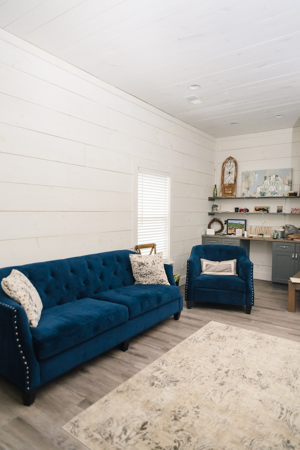 blue couch in the grooms room at Circle B Events in Tunnel Hill GA